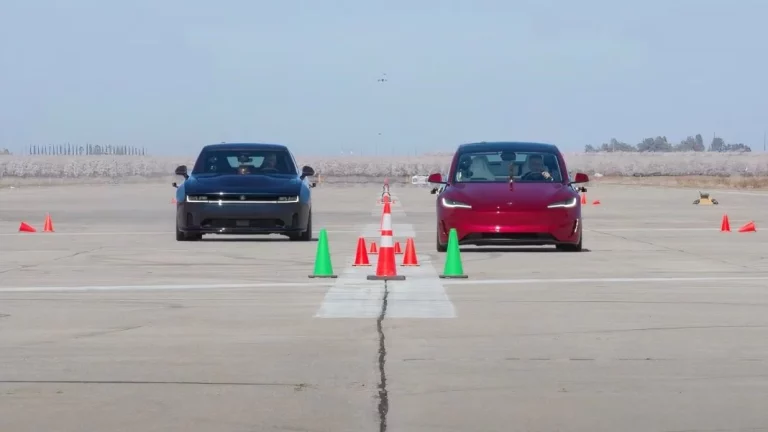Dodge Charger Daytona y Tesla Model 3 Performance se ven las caras en esta U-Drag