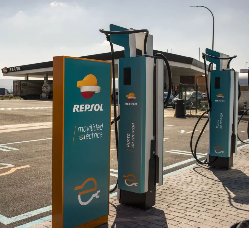 2025 OMODA 5 EV. Autocharge Repsol. Imagen cargador.