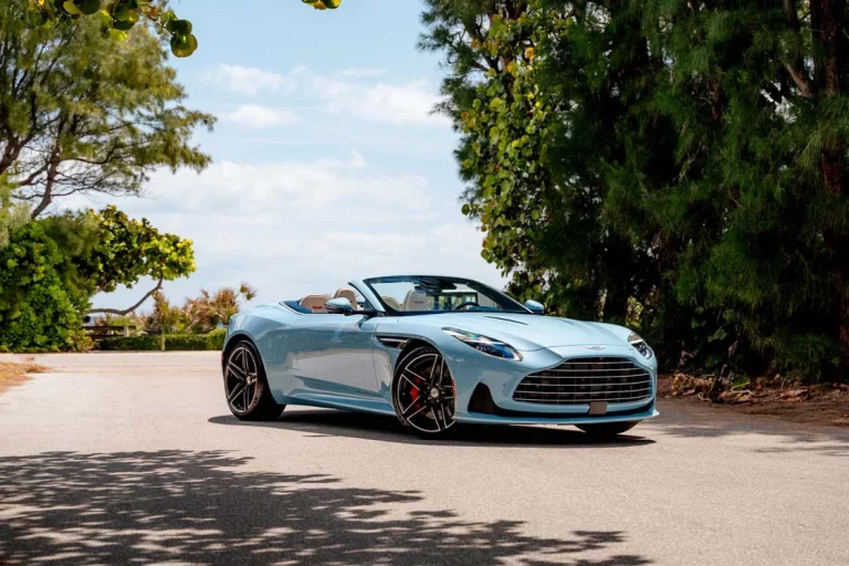 Aston Martin DB12 Volante Palm Beach: lujo británico al sol de Florida