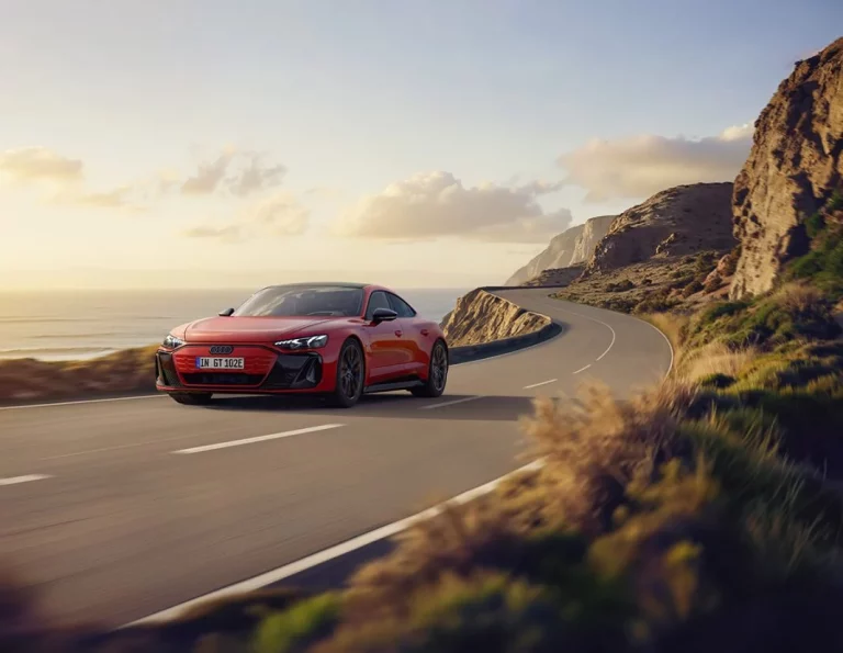 El Audi e-tron GT 2025 añade una versión de acceso