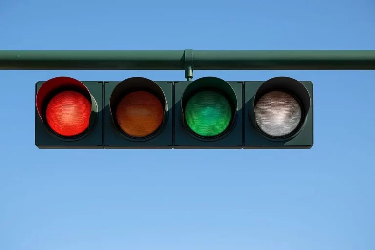 El estudio científico que hará llegar un cuarto color a los semáforos para revolucionar el tráfico