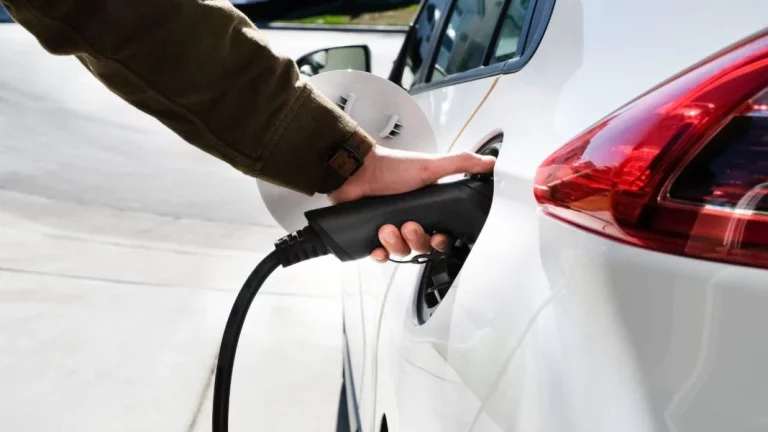 3.746 dueños de coches eléctricos no dudan ni un segundo si volver al coche de gasolina: el estudio que deberías analizar si quieres pasarte a las 0 emisiones