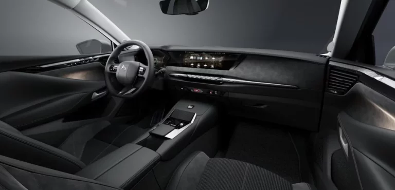 DS N°4 Hybrid: la cabina digital que integra pantalla de 10,25 pulgadas y Head-Up Display de 21 pulgadas