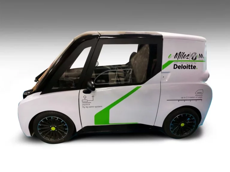 Se llama e-Miles, es eléctrico, tiene cuatro plazas y se conduce con un joystick