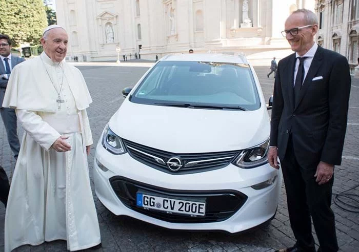 Opel Ampera-e papa Francisco cónclave