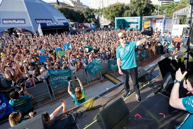 GP de España de Fórmula 1: Fernando Alonso y Carlos Sainz se dan un baño de masas