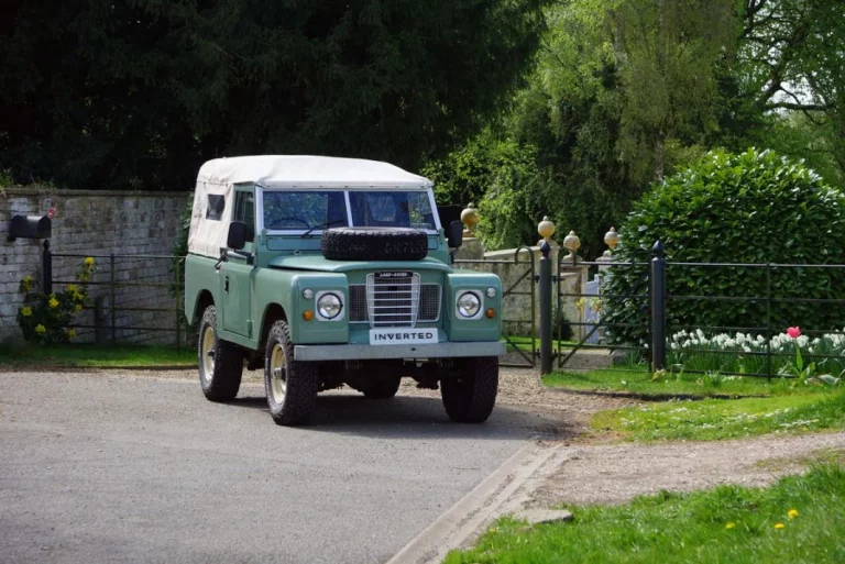 El kit de Inverted para convertir en eléctrico tu Land Rover clásico