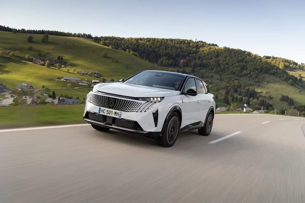 Peugeot mejora la experiencia eléctrica: servicios premium gratis durante una década 3 Motor16 Peugeot E 3008 325 Dual Motor 49 Motor16