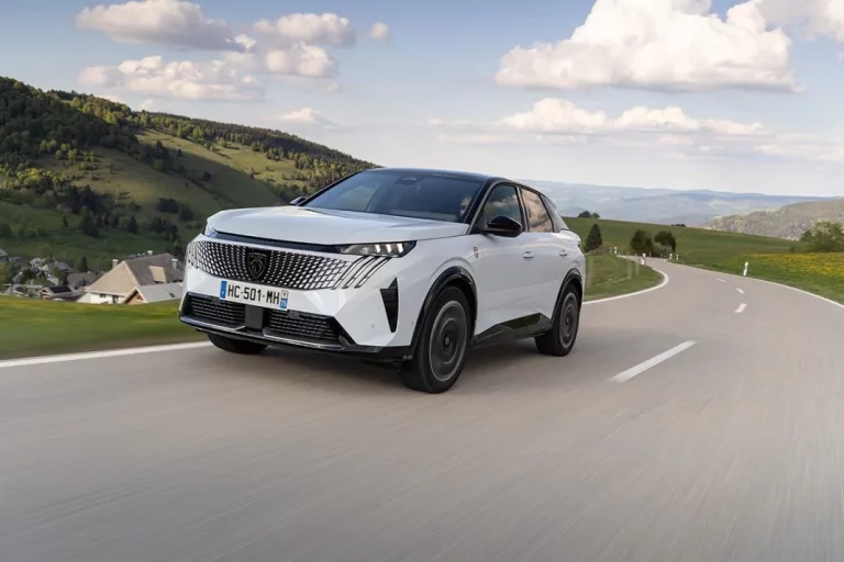 Al volante del Peugeot E-3008 325 Dual Motor: El más versátil de la gama