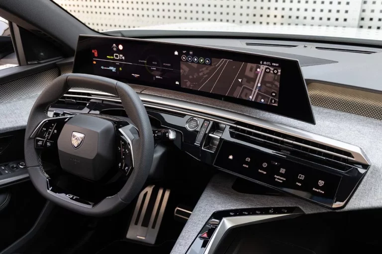 El Peugeot 3008 estrena una pantalla curva de 21 pulgadas con head-up display y carga inalámbrica