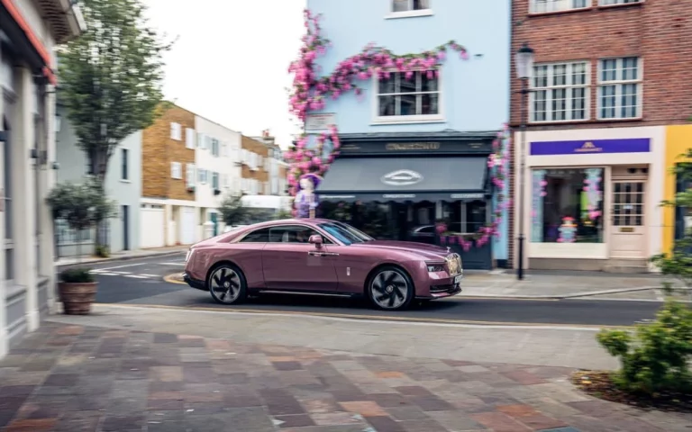 Rolls-Royce y su Spectre se visten de flores en Chelsea