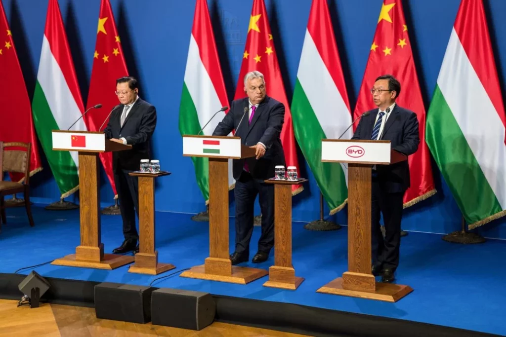 Wang Weizhong Gobernador de la provincia china de Guangdong Viktor Orban primer ministro de Hungria y Wang Chuanfu Presidente y Director General de BYD Motor16