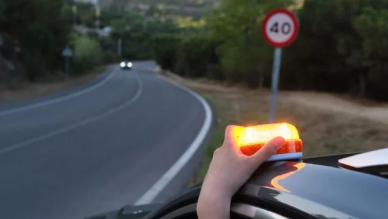 ¿Qué es la baliza V16? Todo lo que has de saber sobre esta luz de emergencia