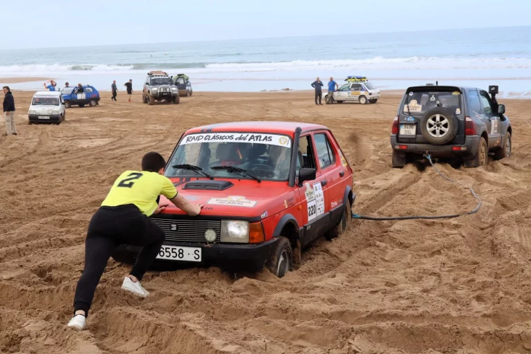 El XXIV Raid Clásicos del Atlas cambia la arena por la lluvia
