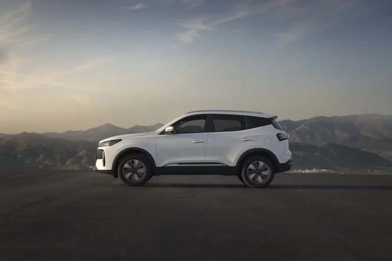 Nuevo Ebro s400: El tercer modelo de la marca española es un SUV compacto híbrido