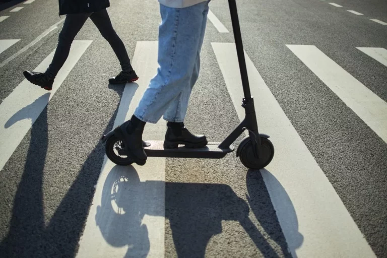 La única forma legal de llevar tu patinete eléctrico o tu bicicleta eléctrica en un autobús