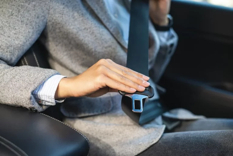 200 euros y 4 puntos: la multa que la DGT te pondrá si llevas acompañante en tu coche