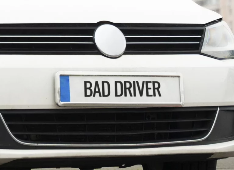 6.000 euros y 6 puntos: la multa que te puede caer por llevar así la matrícula delantera de tu coche