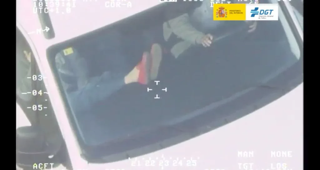 Multa por llevar los pies en el salpicadero: 200 euros y el riesgo de lesiones graves con el airbag 1 Motor16 Pies salpicadero coche