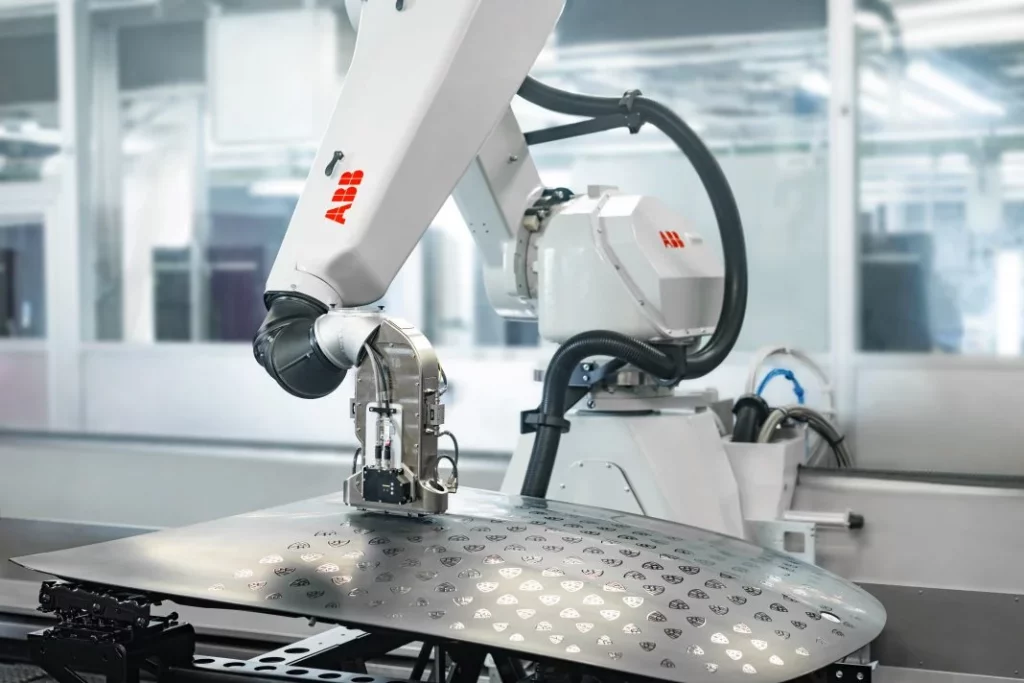 David (52), mecánico: ‘Mucho ojo con las piezas fabricadas con impresora 3D para el coche, porque te lo pueden destrozar’ 152 Motor16 El robot impresora de pintura va a hacer que tu próximo coche sea único