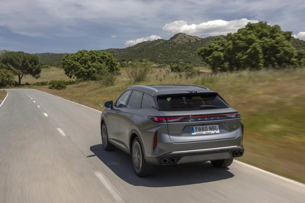 Los detalles del OMODA 9 SHS para potenciar al máximo el confort de marcha 1 Motor16 2025 Omoda 9 SHS. Al Volante. Imagen trasera.