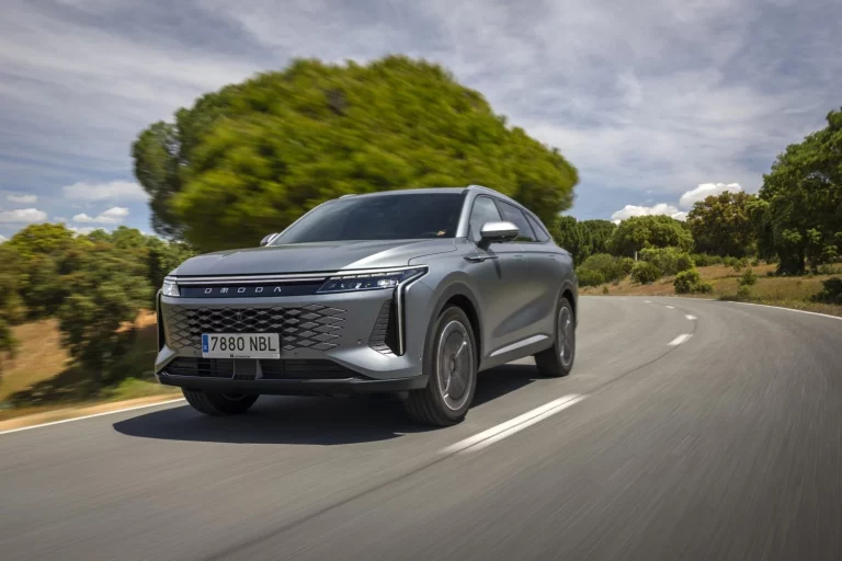 5 destinos para viajar por España con estos dos híbridos enchufables que tienes desde 26.890 euros