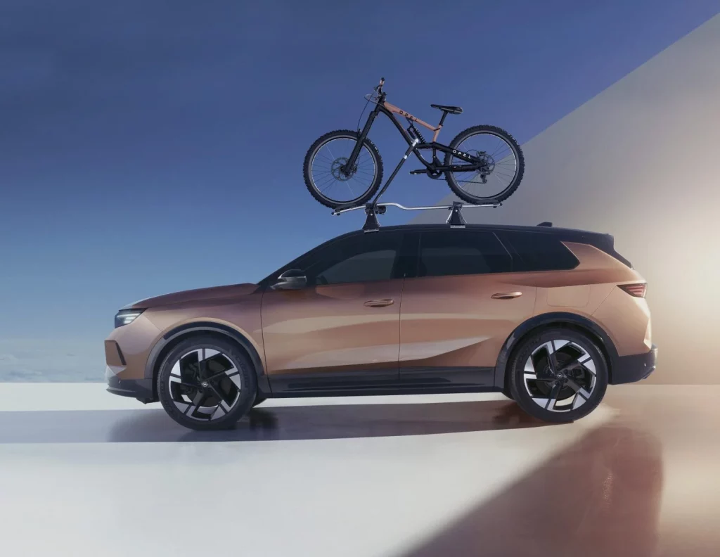 Gama Opel SUV 2026: Apuesta por la electromovilidad 9 Motor16 2025 Opel Grandland. Accesorios. Imagen portabicis.