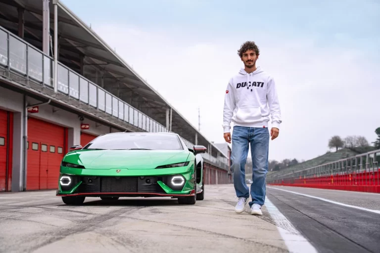 Pecco Bagnaia exprime los 920 CV de la mecánica PHEV del Lamborghini Temerario