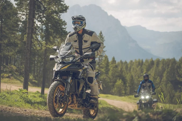 QJ Motor entra por la puerta grande en el segmento trail con sus SRT 900