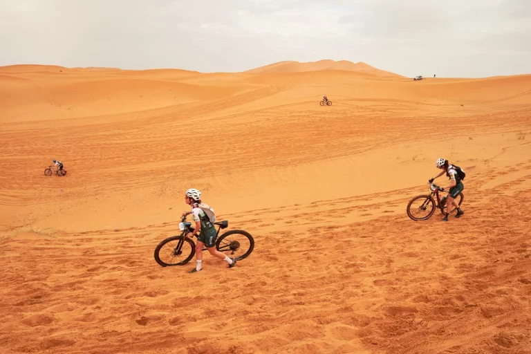 El paso del Škoda RACC HolaBICI por la Titan Desert Morocco en forma de documental