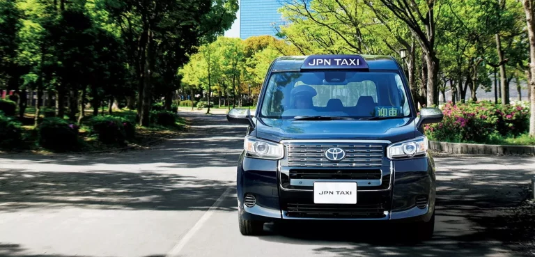 El taxi que Toyota fabrica en exclusiva para Japón se pone a tono con una controvertida mecánica híbrida