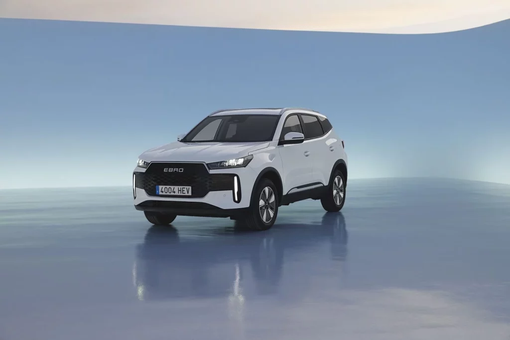 EBRO lanza una campaña para el s400 HEV, el s700 HEV y el s700 PHEV que permite ahorrar hasta 15.600 euros 1 Motor16 2025 EBRO S400. Imagen portada.