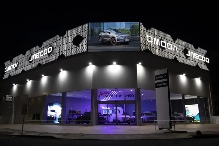 OMODA & JAECOO adelantan a Tesla y pondrán a sus robots humanoides a vender coches en sus concesionarios