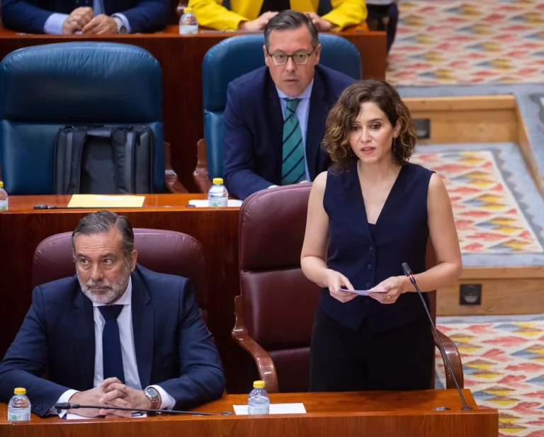 El día que Ayuso sacó a relucir en la Asamblea de Madrid un legendario Peugeot utilizado por Pedro Sánchez