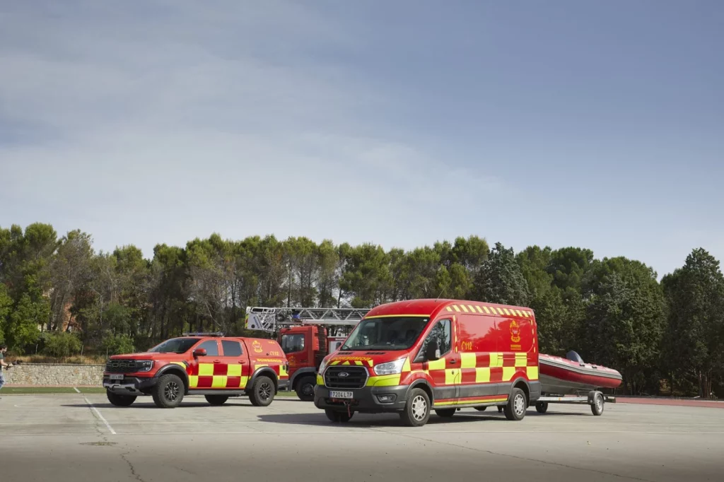 CARLOS SAINZ CON BOMBEROS Y FORD RANGER RAPTOR8 Motor16