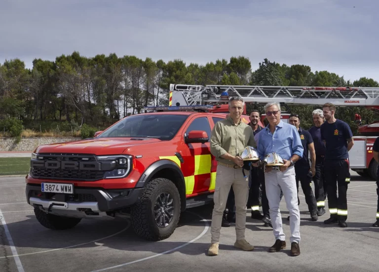 Carlos Sainz enseña a los bomberos de la Comunidad de Madrid cómo exprimir al máximo el Ford Ranger Raptor