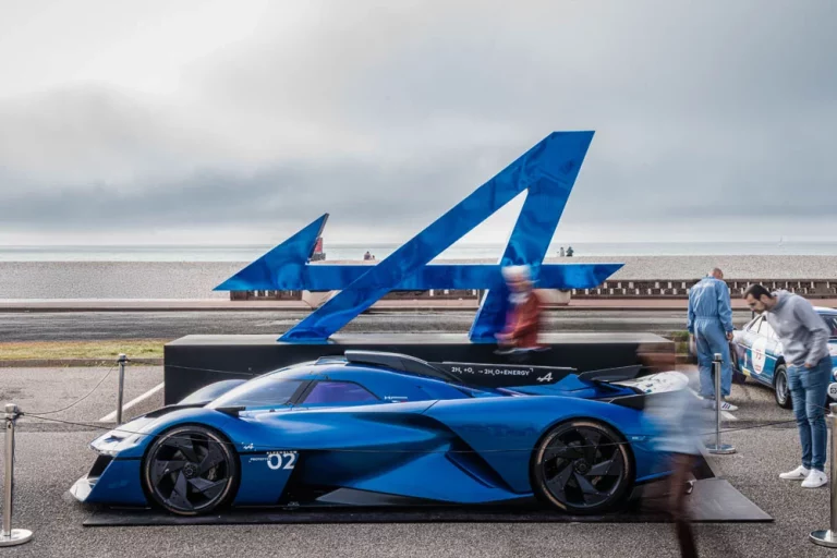 El corto que resume la obsesión de Alpine en sus 70 años de vida