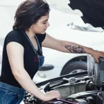 Comprobar líquidos, presiones de las ruedas… Operaciones de mantenimiento que puedes hacer a tu coche para ahorrarte un dinero en la cuesta de enero