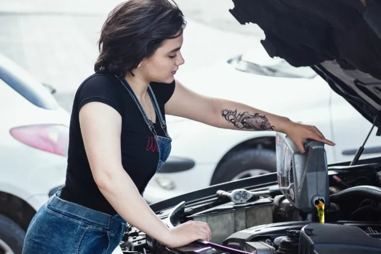 Comprobar líquidos, presiones de las ruedas… Operaciones de mantenimiento que puedes hacer a tu coche para ahorrarte un dinero en la cuesta de enero