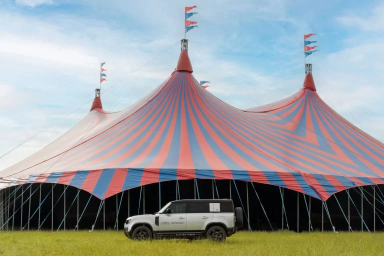 Neil Young, Olivia Rodrigo y Rod Stewart viajan en Defender en el Festival de Glastonbury