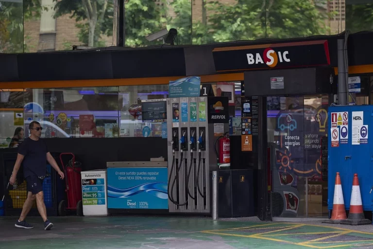 La multa de 3.000 euros que la DGT te va a poner si te quedas tirado con tu coche por este detalle tan estúpido