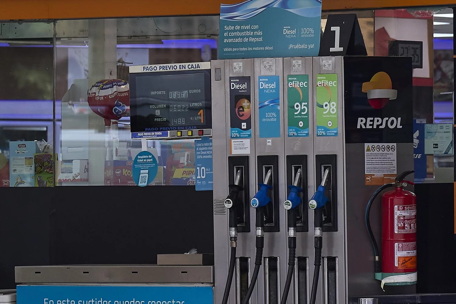 Fernando (52), gasolinero: "Elegir cuánto repostar en tu depósito importa más de lo que crees" 3 Motor16 gasolinera repsol precios gasolina