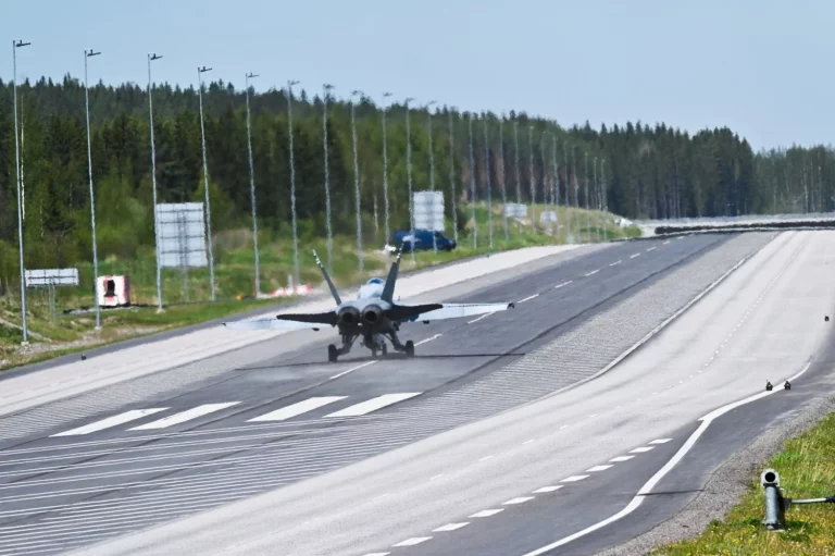 No te asustes si te adelanta un caza F-18 por la carretera: estas autovías y autopistas se han convertido en su pista de aterrizaje