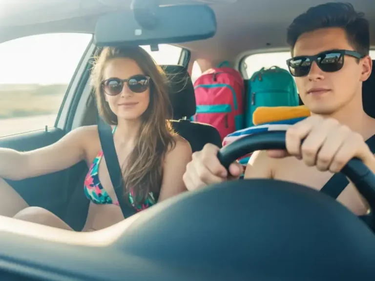 Conducir con chanclas, bañador, bikini… Este es el ‘dress code’ con el que la DGT quiere que conduzcas en verano