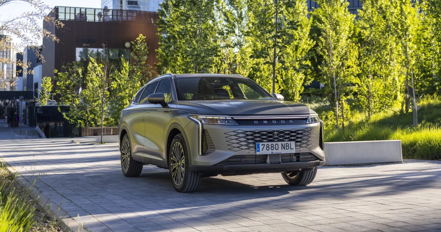 Coches chinos más vendidos en España: 3.000 españoles ya pagan 50.000 euros por el Omoda 9 PHEV