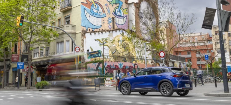 Ruta de arte urbano con el Lexus LBX. Barcelona, a todo color