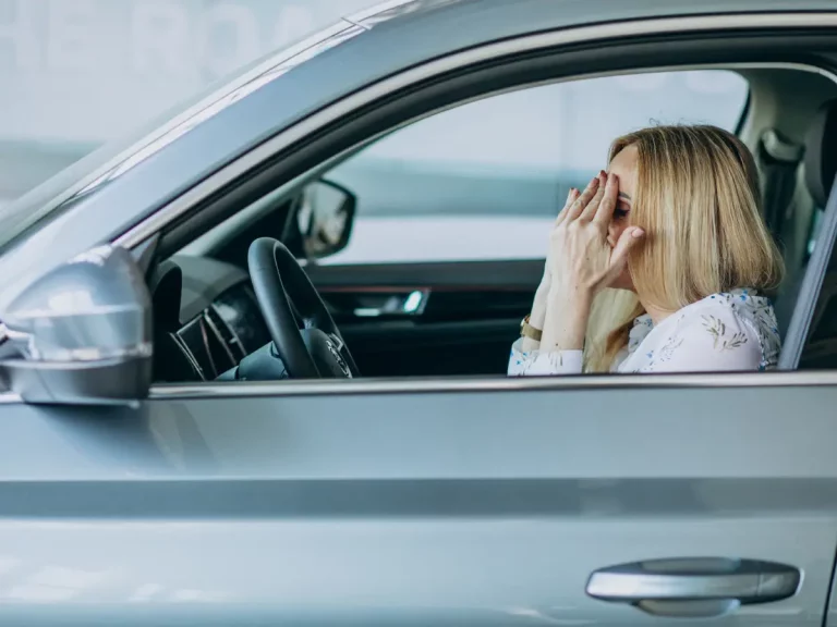 El aviso veraniego de la Guardia Civil: Mucho ojo con hacer este gesto al volante, porque te va a caer una multa de 100 euros