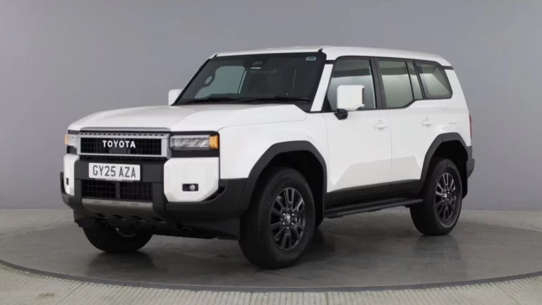 Parece un Toyota Land Cruiser, pero en realidad es una furgoneta 4×4 muy cara