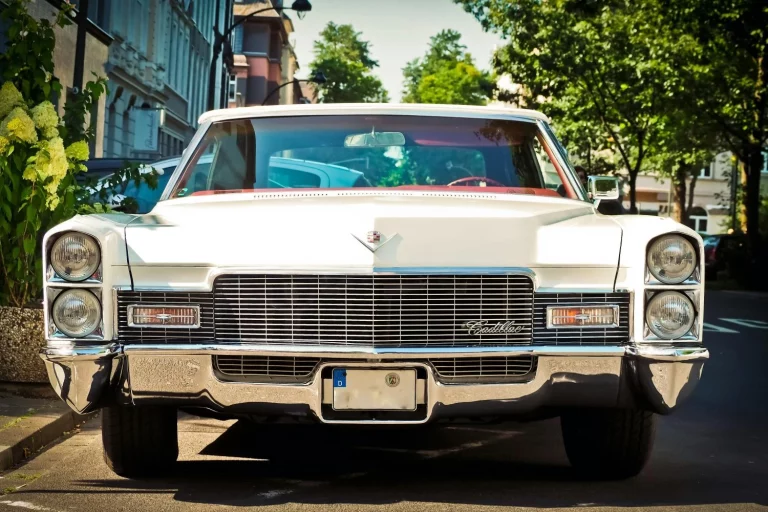 La historia del Cadillac que en 1970 se convirtió en obra de arte al ser recubierto con el mismo material que está construido tu piso