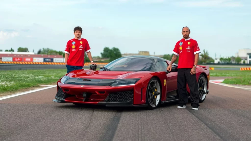 Lewis Hamilton y el Ferrari F80